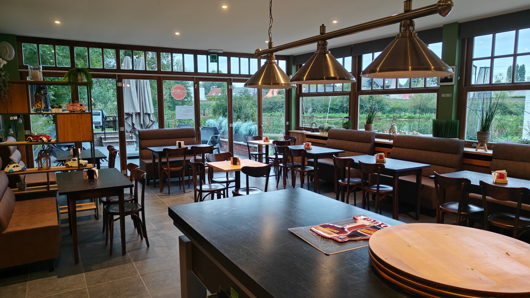 De lichte tuinzaal van Brasserie St Anneke